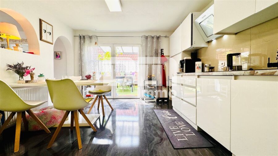 Umfangreich saniertes Fachwerkhaus mit 2 Terrassen, PV-Anlage und Nebengebäude - EG Küche / EBK / Zugang Terrasse